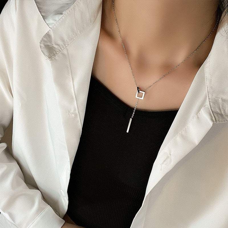 Collar plateado Geométrico