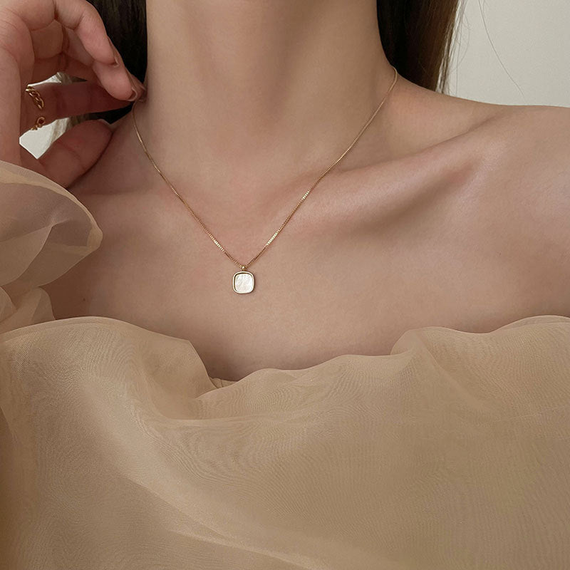Collar de perlas con cadena