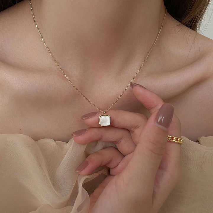 Collar de perlas con cadena