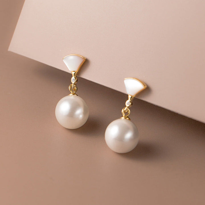 Pendientes Perla con Detalle Dorado