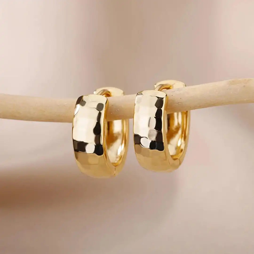 Aros Dorados Esculpidos Atemporales