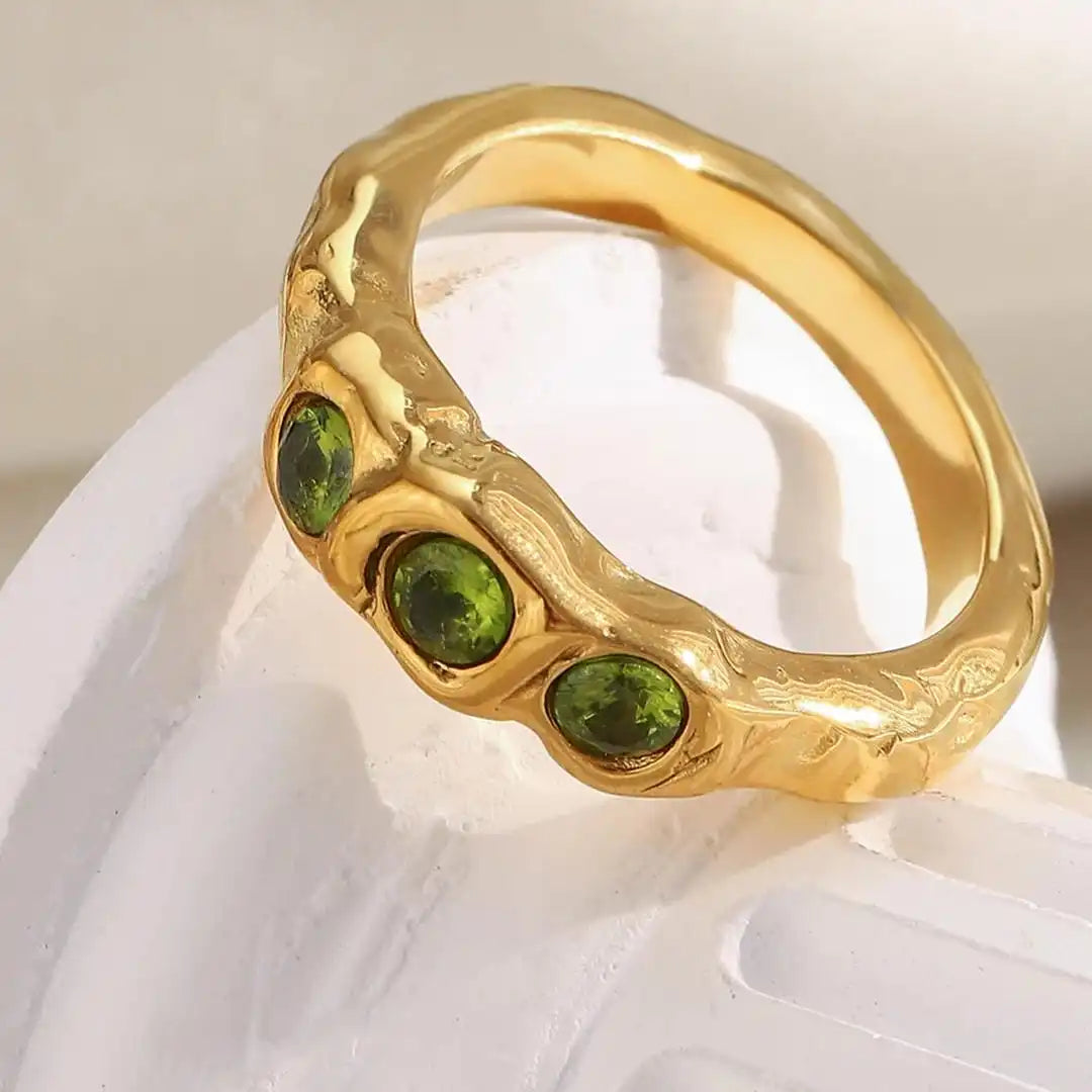 Anillo Vintage Dorado con Piedra Incrustada