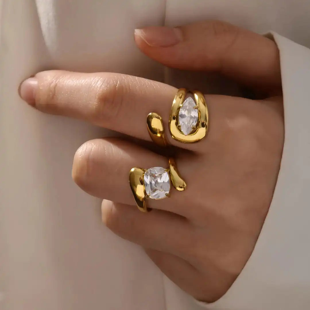 Anillo Gota de Agua Dorado con Circonita Atemporal