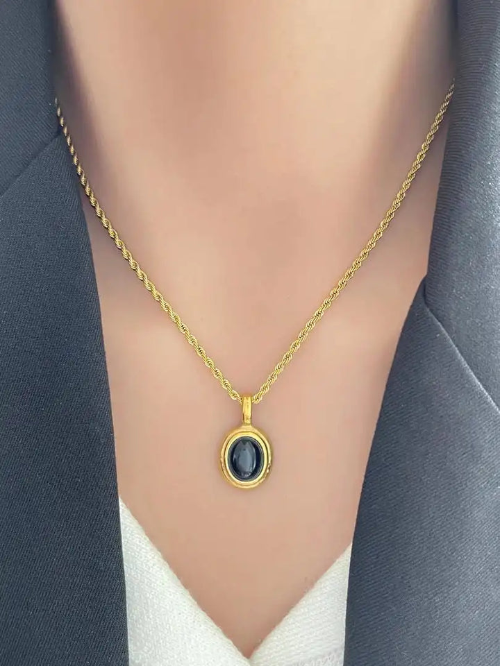 Cadena de Oro Piedras Blancas y Negras