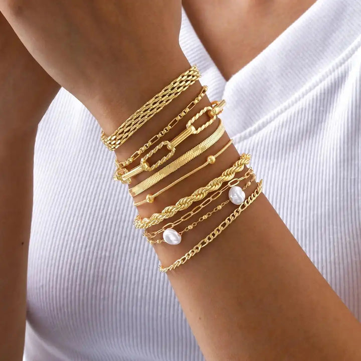 Set de Pulseras Apilables Doradas con Perlas