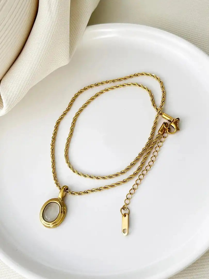 Cadena de Oro Piedras Blancas y Negras