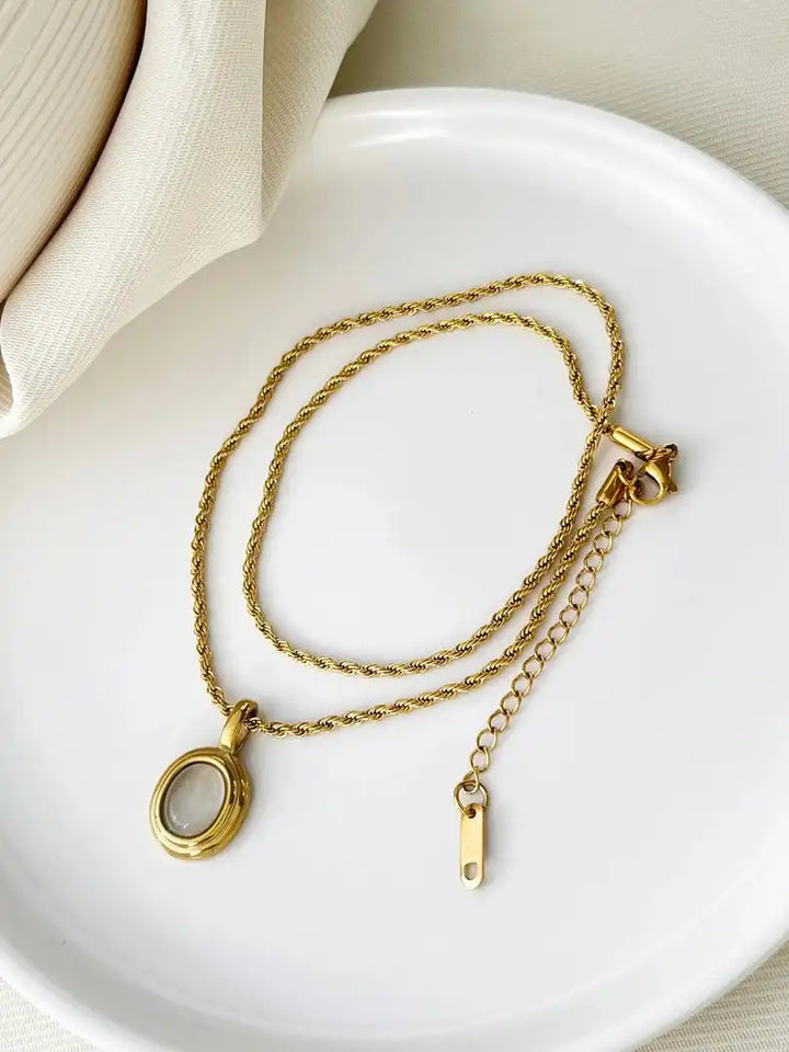 Cadena de Oro Piedras Blancas y Negras