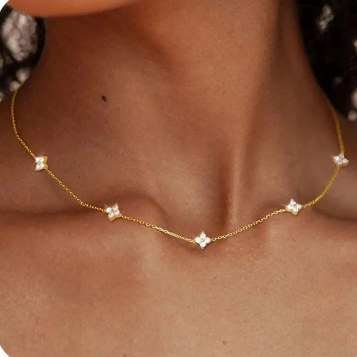 Collar Flor con Circonitas Incrustadas
