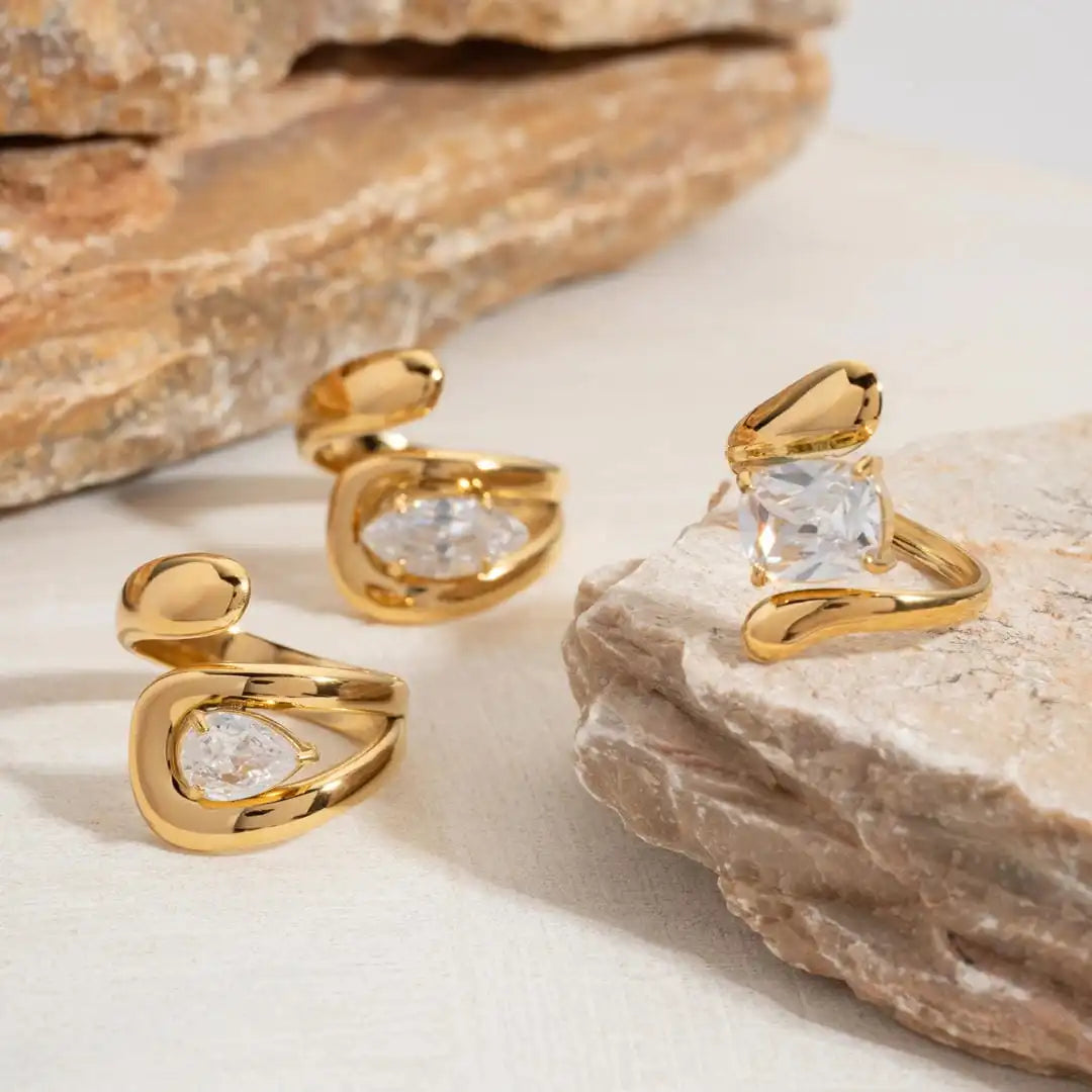 Anillo Gota de Agua Dorado con Circonita Atemporal