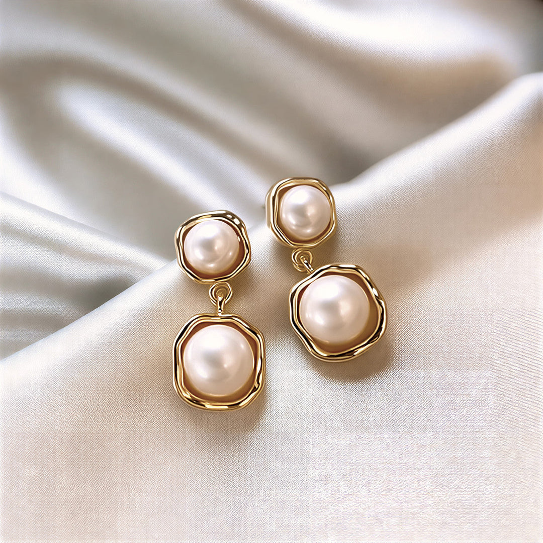 Pendientes de Perla en Forma de Gota con Marco Dorado