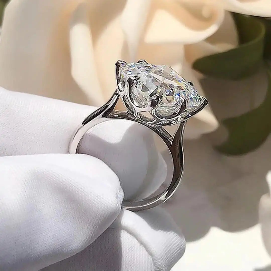 Anillo Dorado con Circonita Atemporal