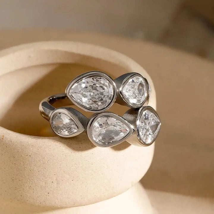 Anillo Racimo Lágrima Cinco Piedras