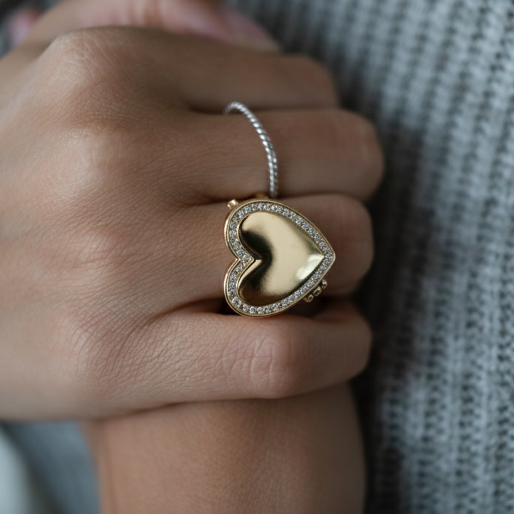 Anillo cerrado en oro puesto en la mano