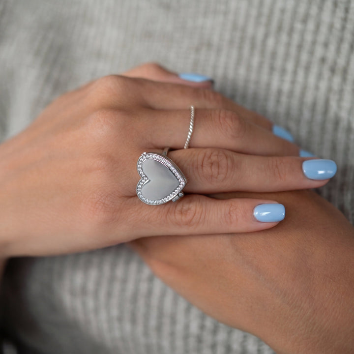 Anillo cerrado en plata puesto en la mano