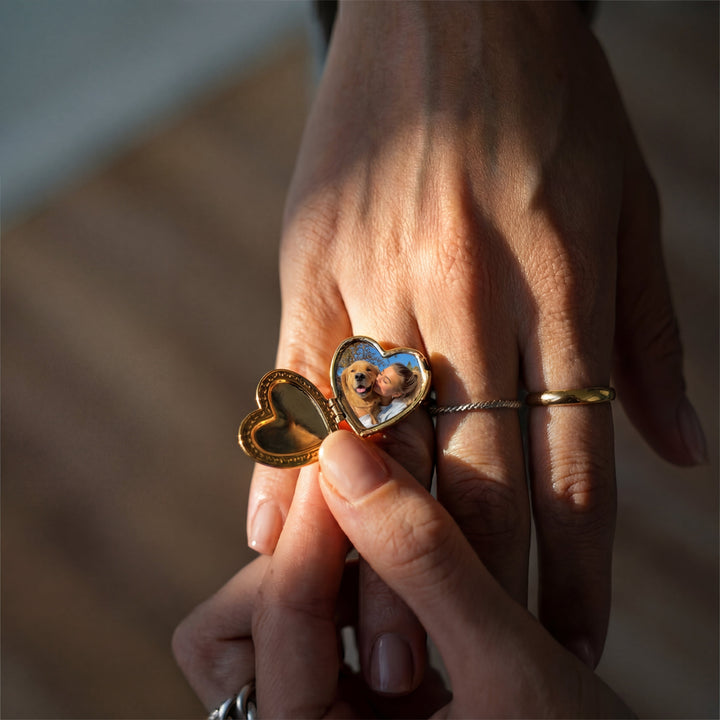 Anillo abierto mostrando la foto en oro