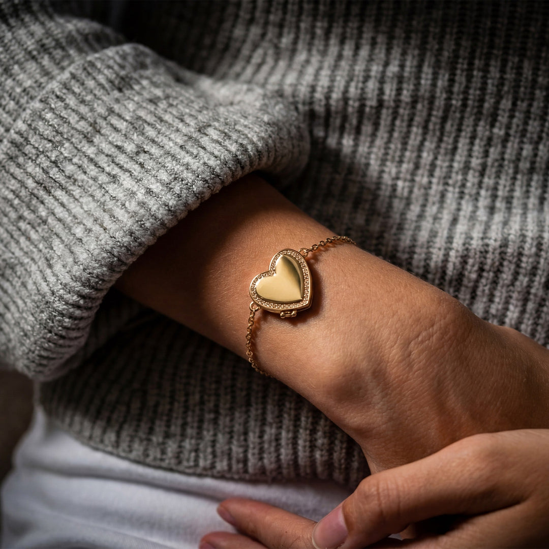 Pulsera cerrada en oro puesta en la muñeca