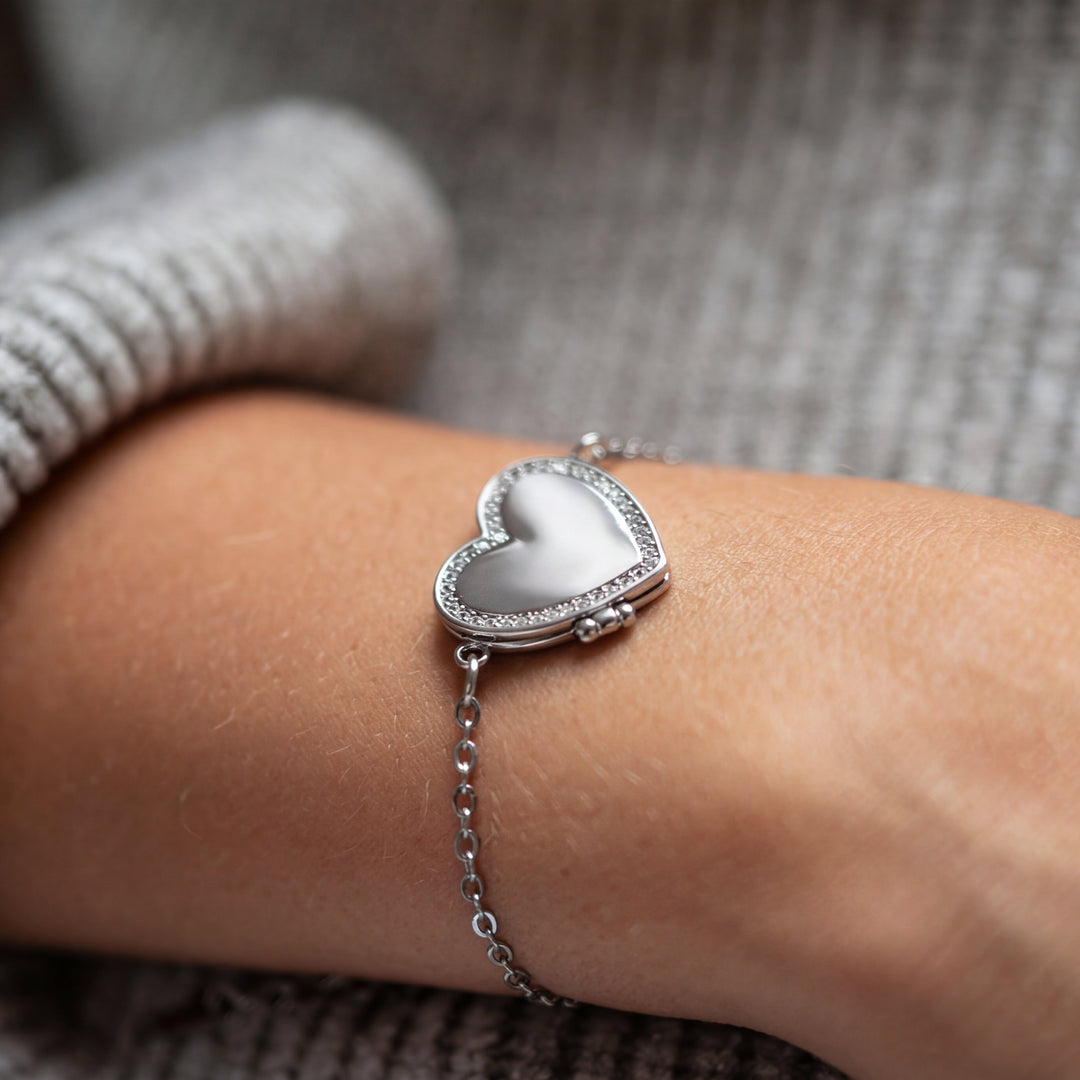 Pulsera cerrada en plata puesta en la muñeca