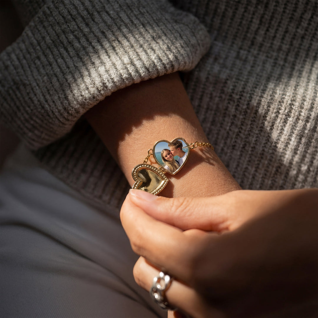 Pulsera abierta mostrando la foto en oro