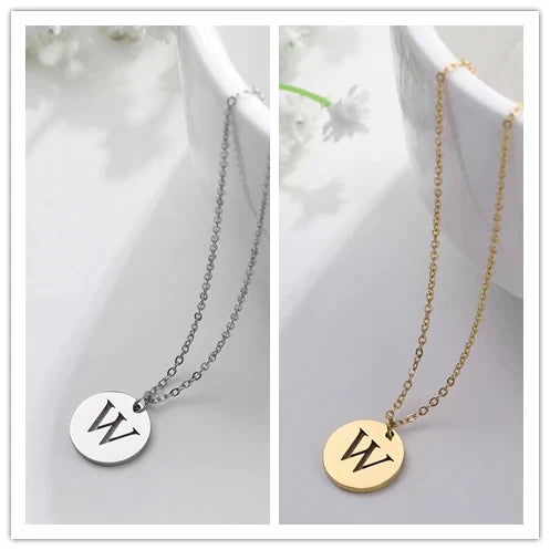 Collar con iniciales grabadas en círculo