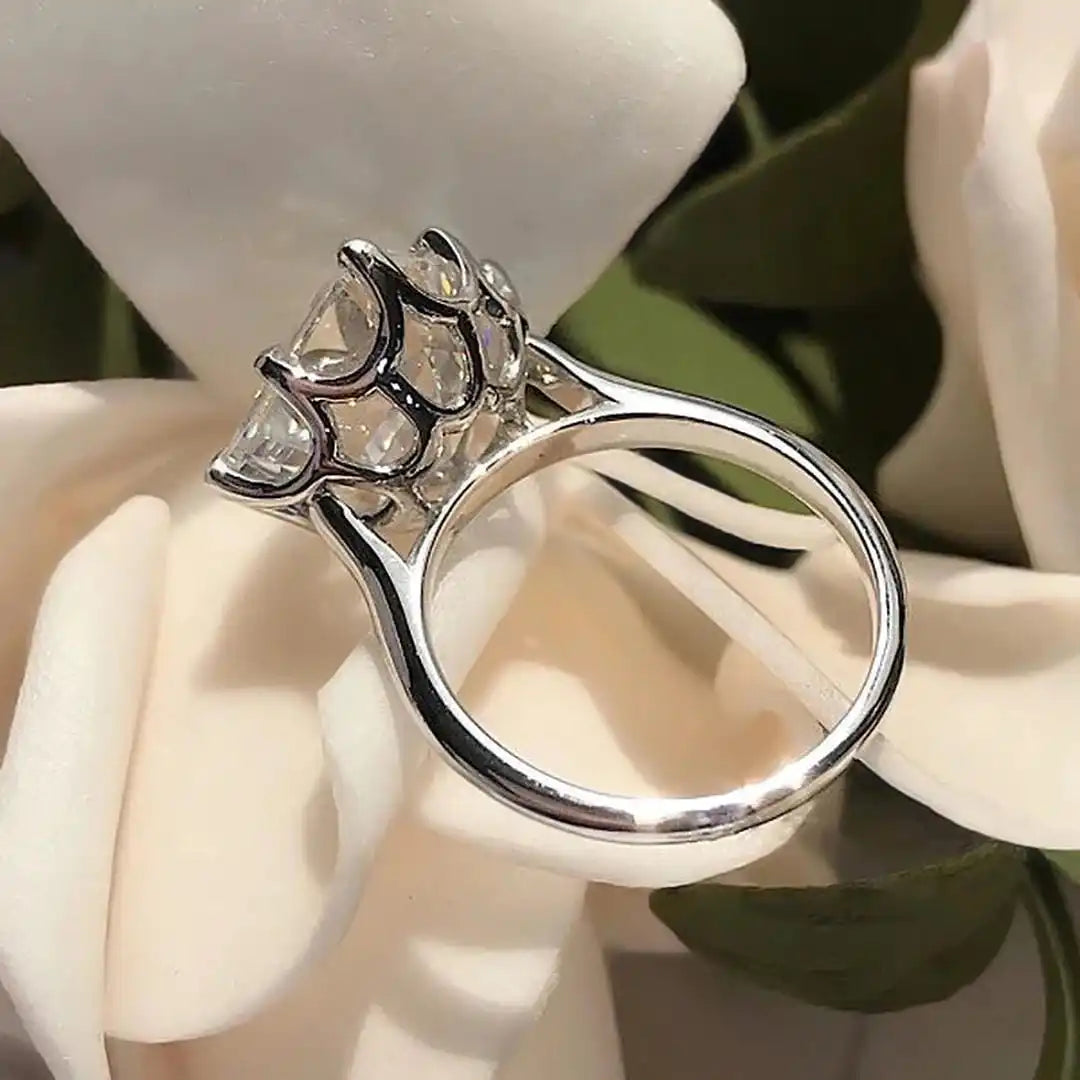 Anillo Dorado con Circonita Atemporal
