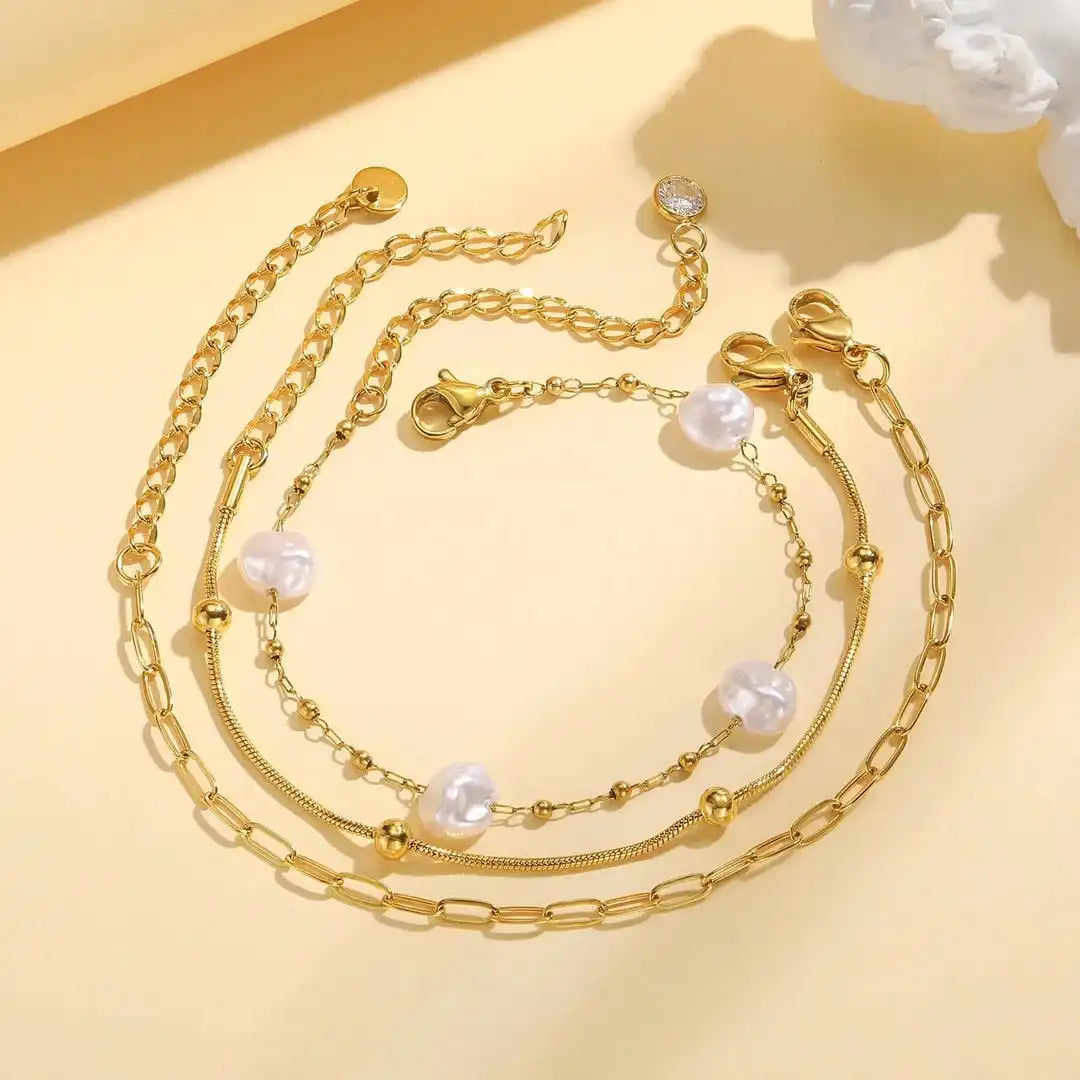 Set de Pulseras Apilables Doradas con Perlas