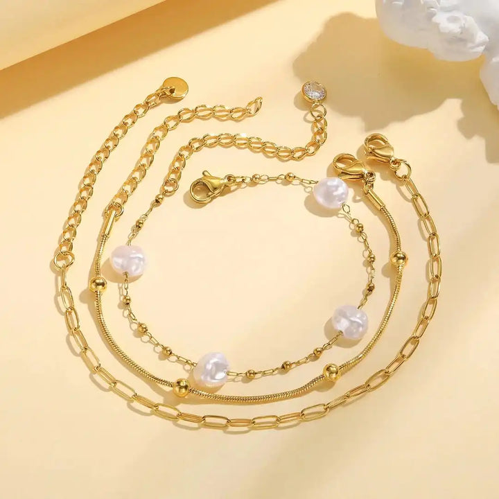 Set de Pulseras Apilables Doradas con Perlas