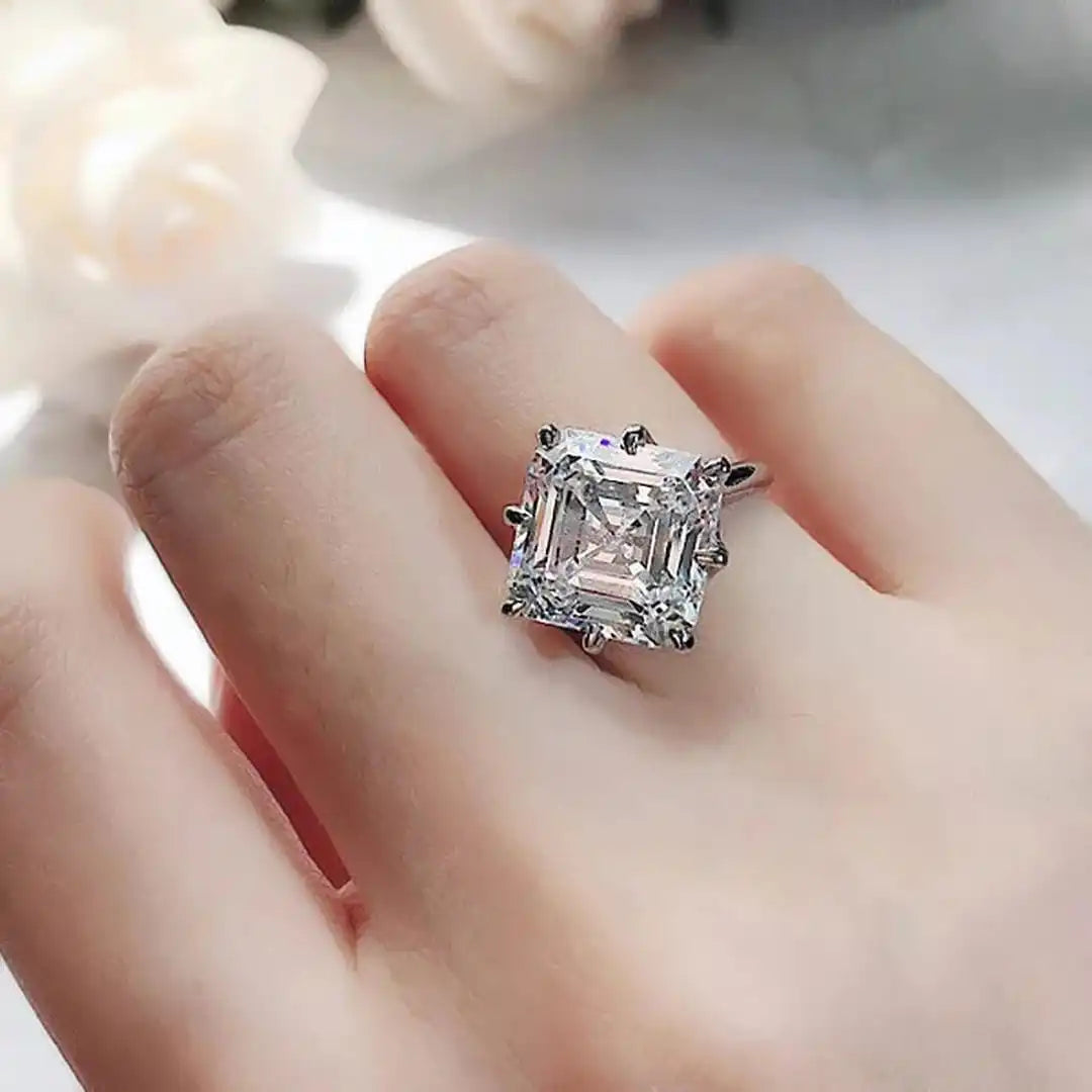 Anillo Dorado con Circonita Atemporal