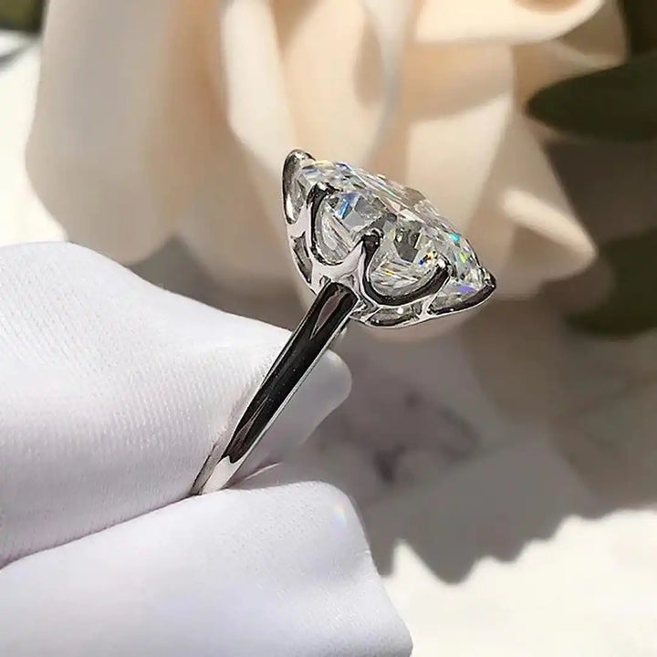 Anillo Dorado con Circonita Atemporal