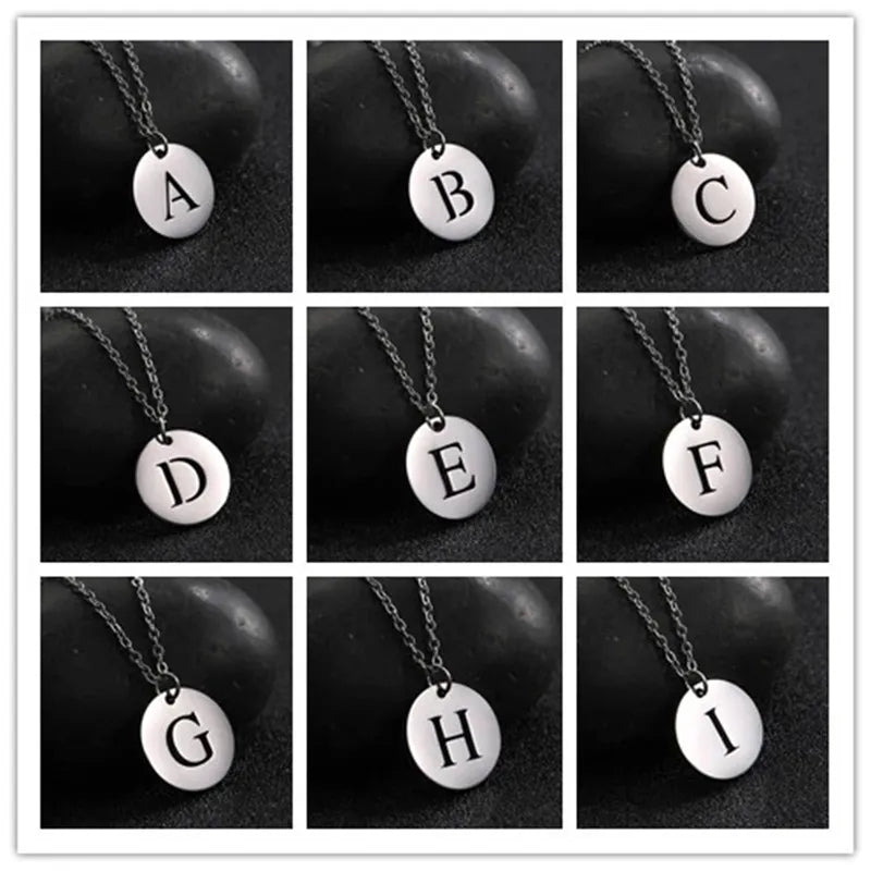Collar con iniciales grabadas en círculo