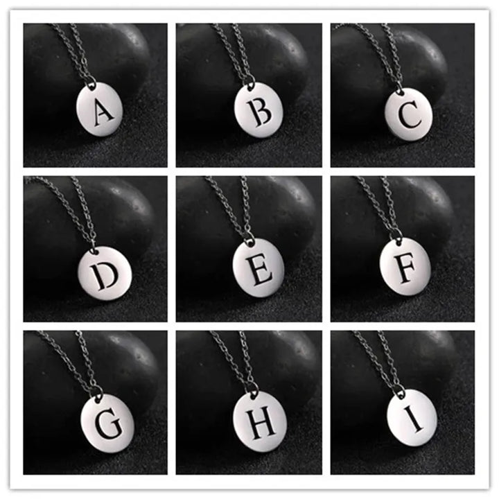 Collar con iniciales grabadas en círculo