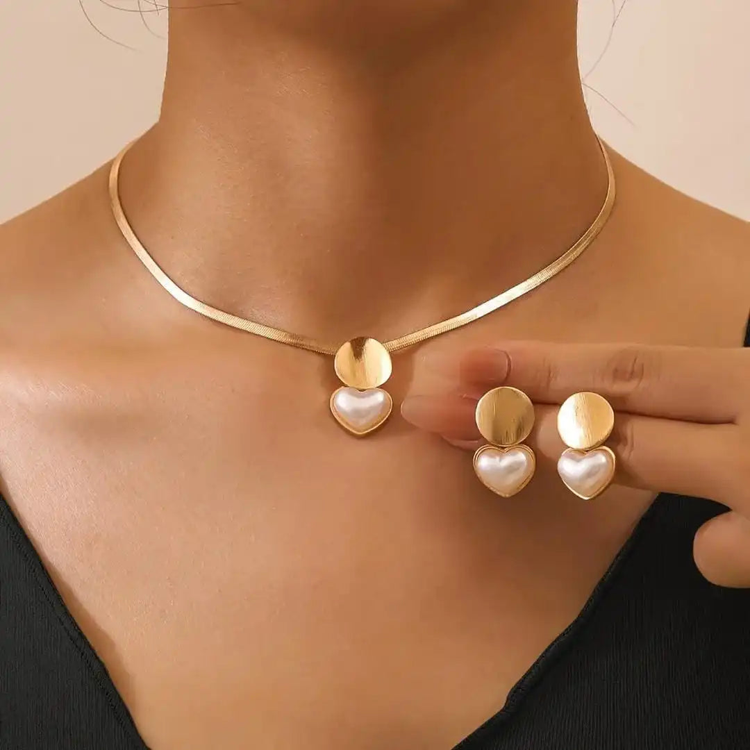 Set Vintage de Collar y Pendientes Corazón Dorado