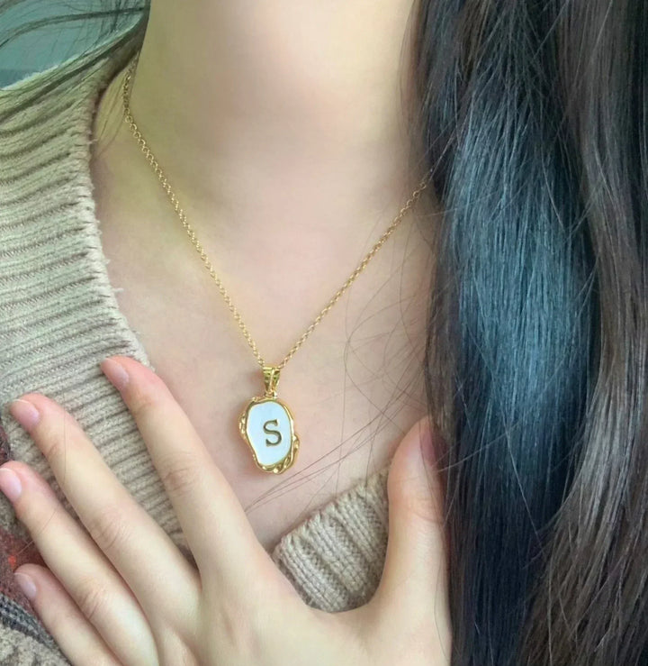 Collar océano con iniciales de Oro