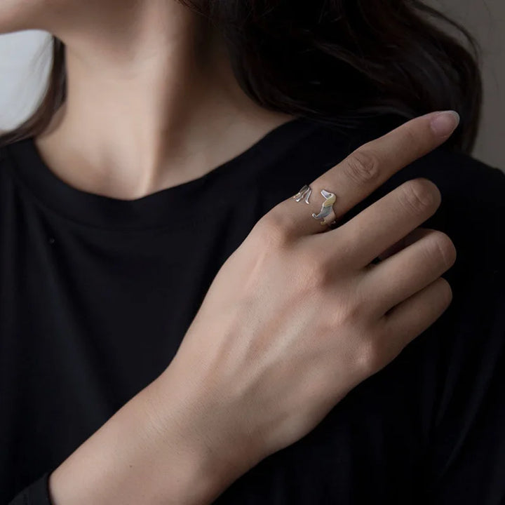 Detalle del anillo perro vintage