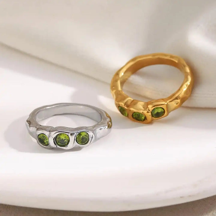 Anillo Vintage Dorado con Piedra Incrustada