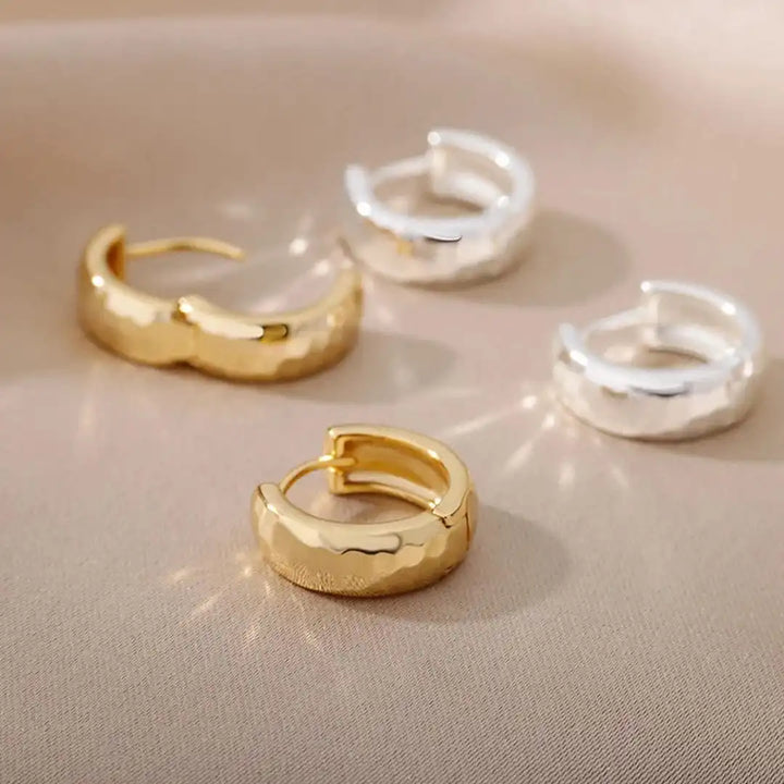 Aros Dorados Esculpidos Atemporales