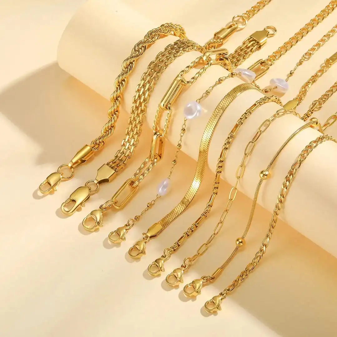Set de Pulseras Apilables Doradas con Perlas