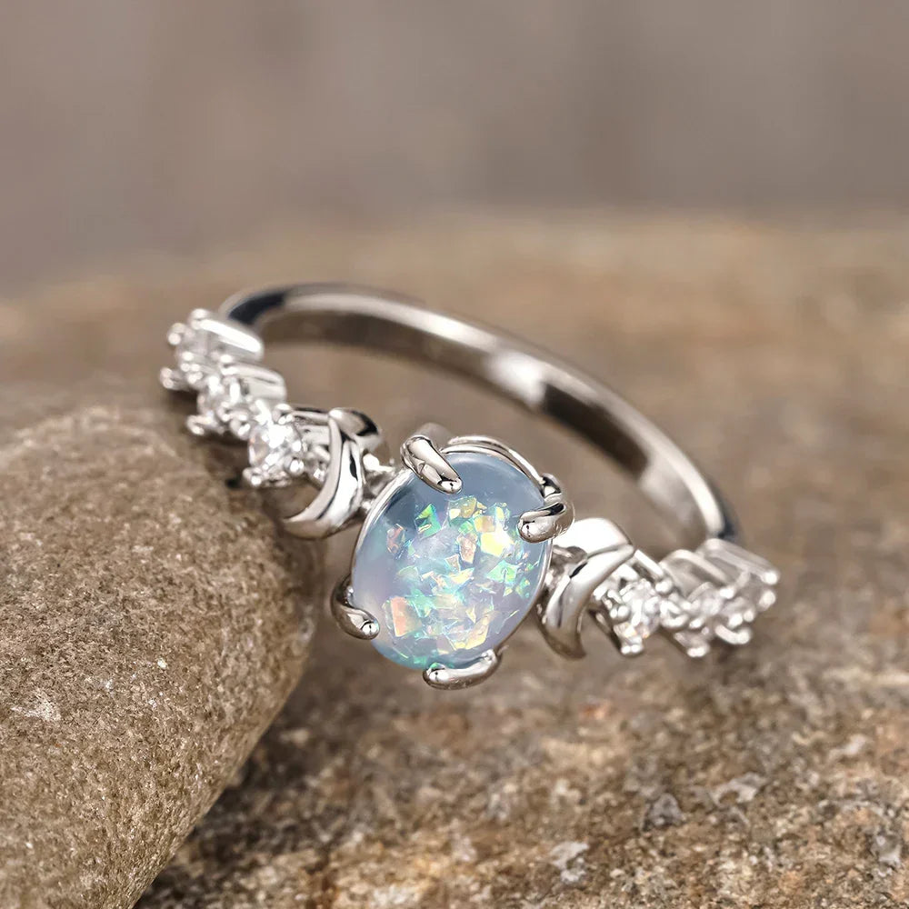 Anillo Ópalo Lunar con Destellos