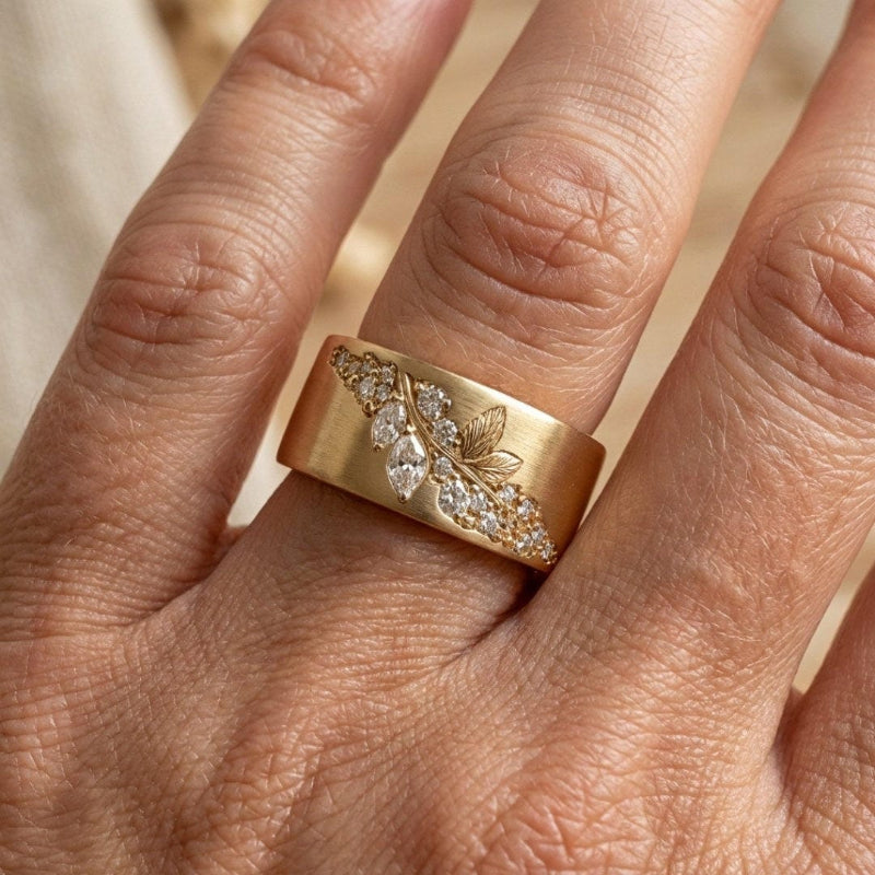 Anillo Hoja Dorada con Circonitas Incrustadas