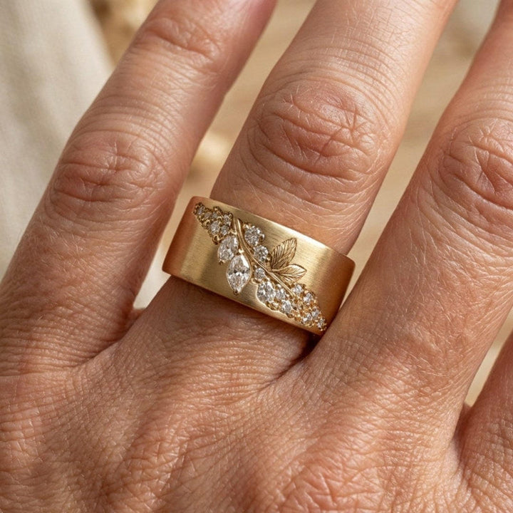 Anillo Hoja Dorada con Circonitas Incrustadas