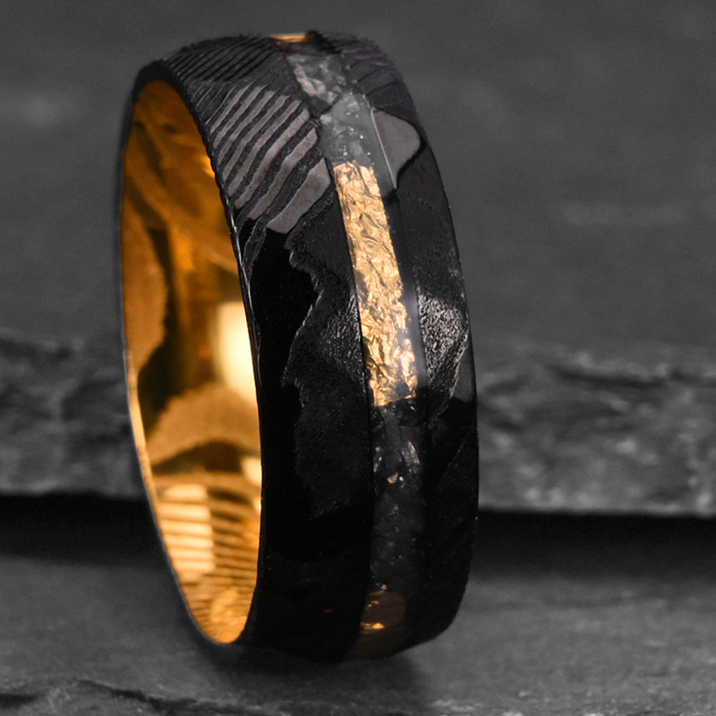 Anillo Negro con Vetas Doradas