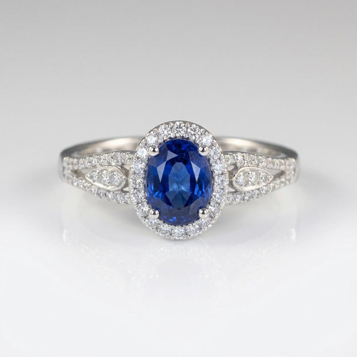 Anillo Vintage Halo con Zafiro