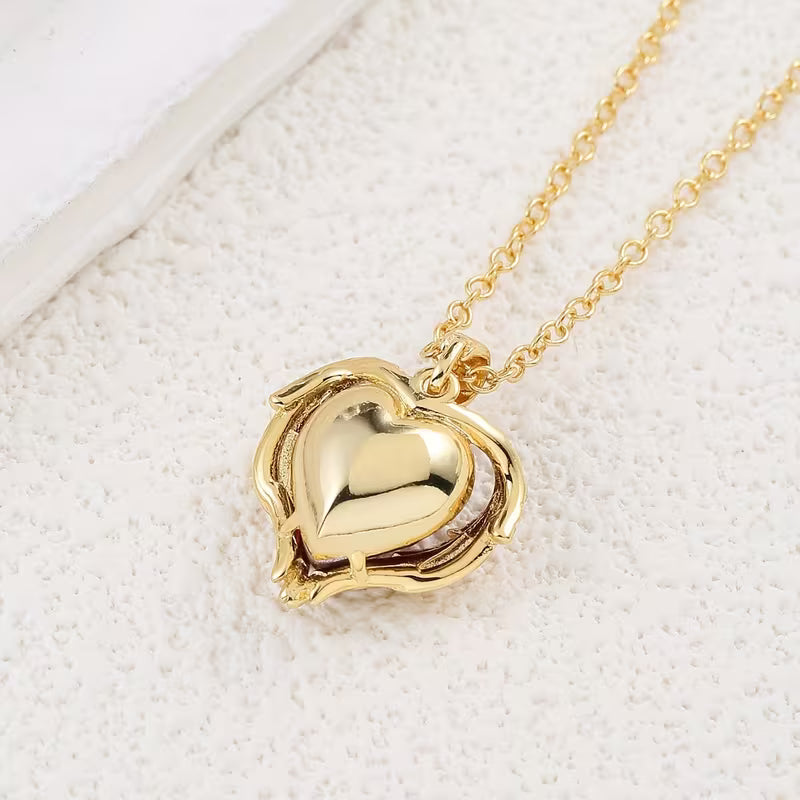 Collar corazón de rubí Angel Embrace