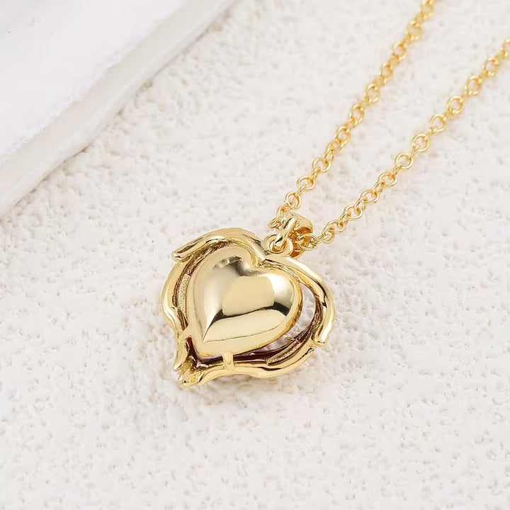 Collar corazón de rubí Angel Embrace