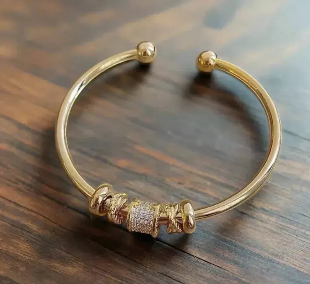 Pulsera Ajustable con Charms Dorados