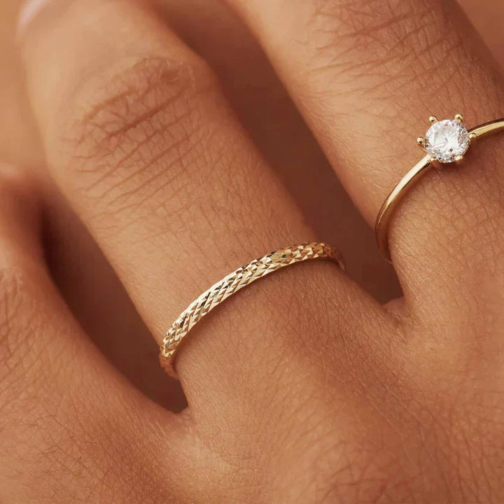 Anillo Fino Cruzado Dorado
