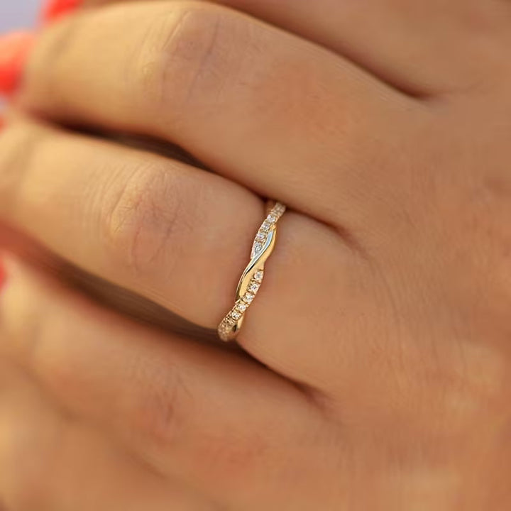 Anillo Doble Banda Entrelazada