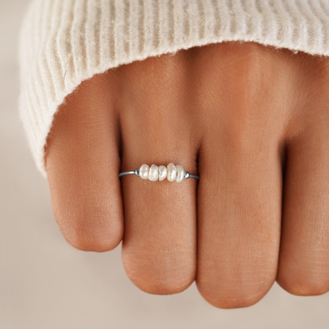 Anillo clásico de perlas de agua