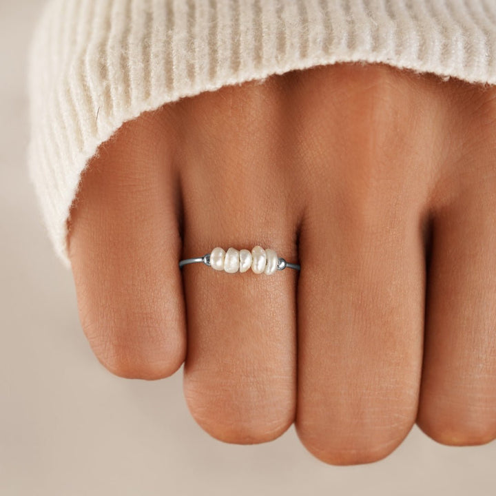 Anillo clásico de perlas de agua