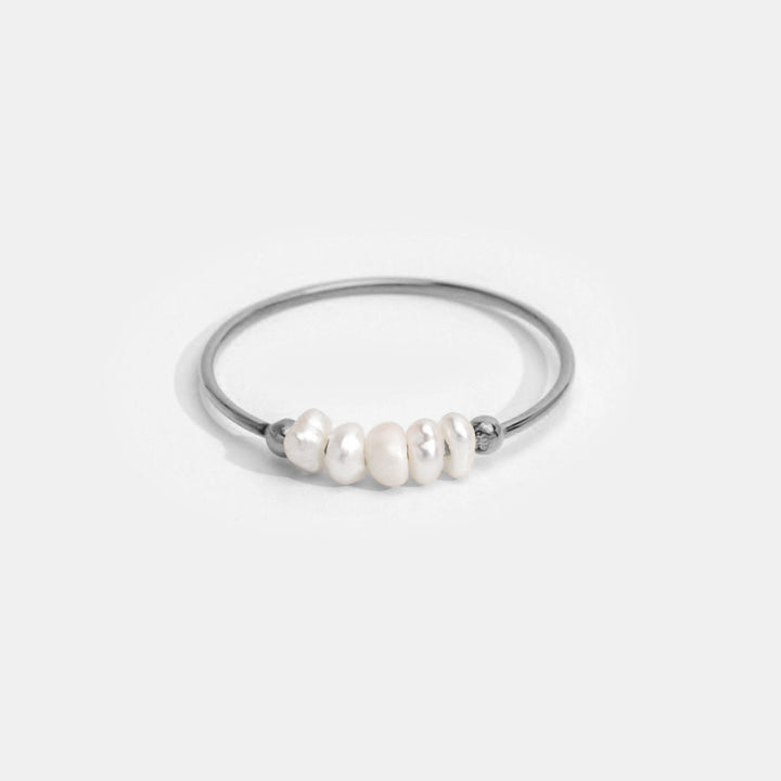 Anillo clásico de perlas de agua