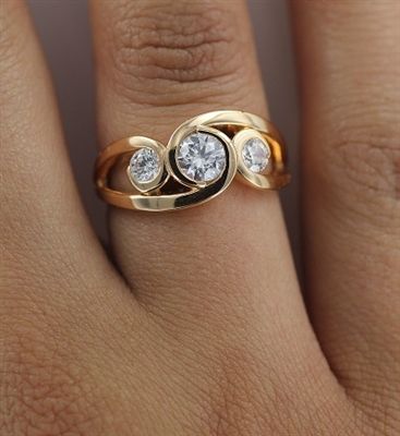 Anillo Espiral de Oro con Zirconia